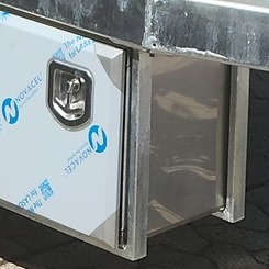 <b>Staubox</b><br>Zum Verstauen von Schläuchen, Gießlanzen und Standrohr(-schlüsseln)