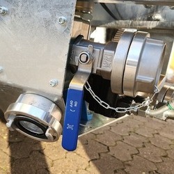 <b>Gießarm-Anschluss</b><br>Anschlussmöglichkeit für Gießarm - deichselseitig